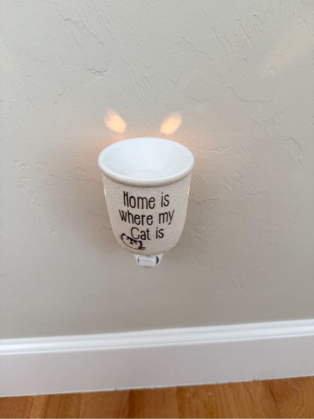 New Scentsationals Wax Warmer Plug In Beige with Text “Home is where my cat is”